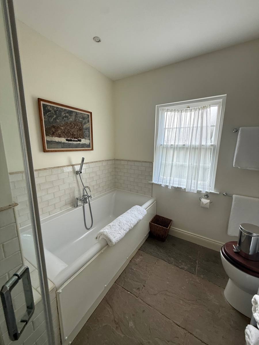 Lodge: Bathroom